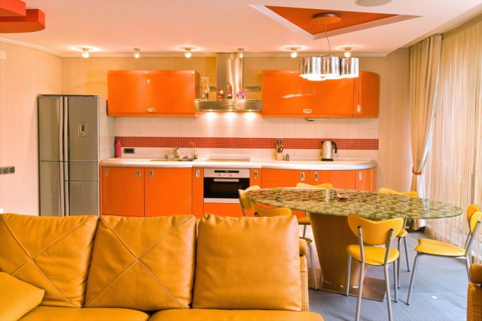 indretning af køkken-stuen i orange farver