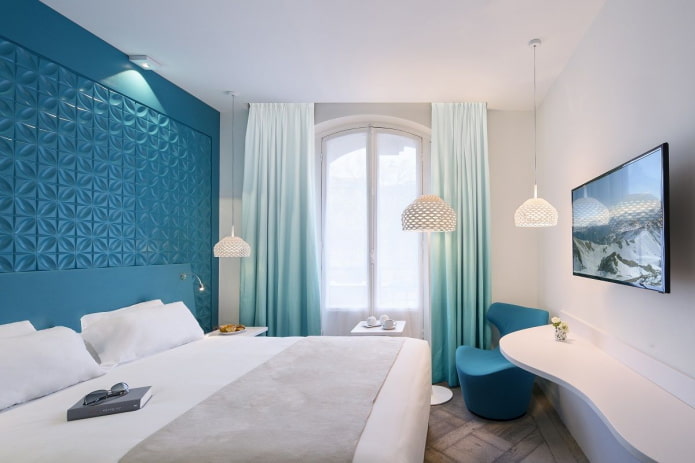 blå og hvid soveværelse interiør