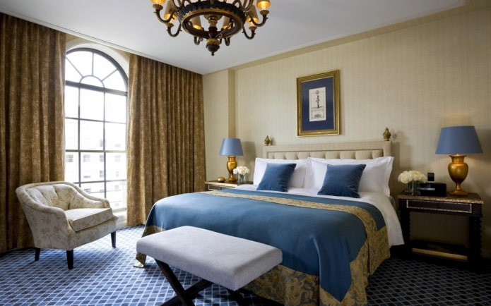 interno della camera da letto in tonalità oro e blu