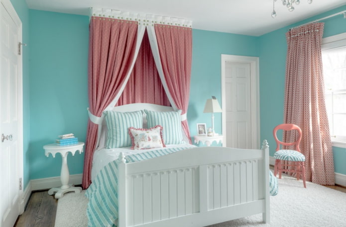 ružový a modrý interiér spálne