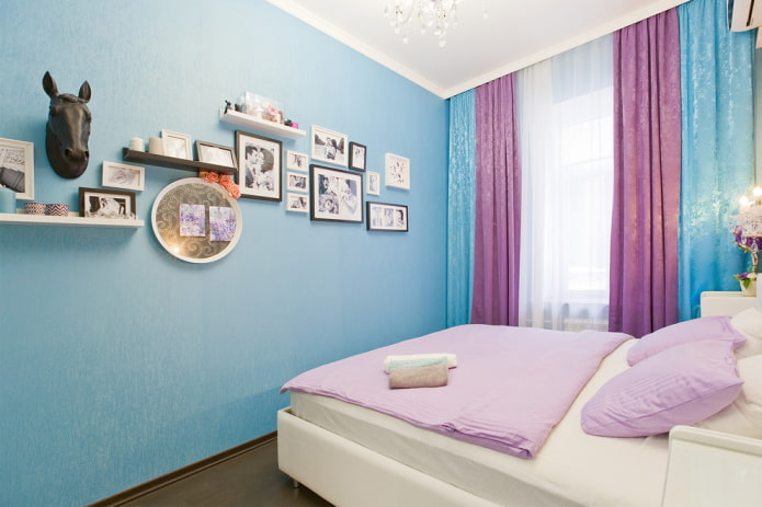 fialově modrý interiér ložnice