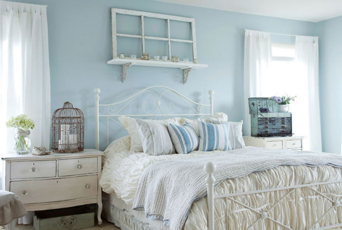 wnętrze niebieskiej sypialni w stylu Prowansji