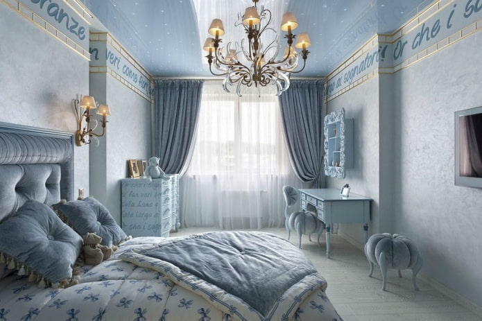wnętrze niebieskiej sypialni w klasycznym stylu