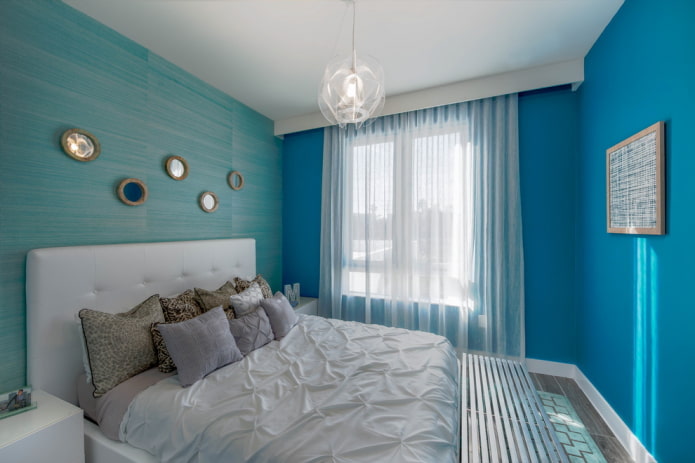 mavi yatak odasının iç kısmında tekstil ve dekor