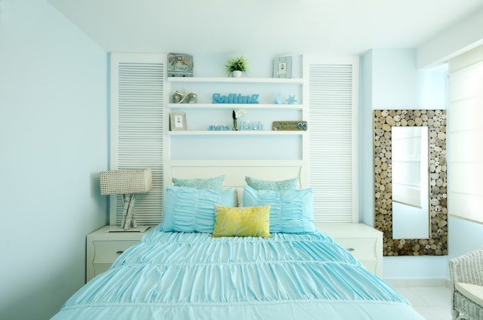 tekstilizstrādājumi un dekori zilās guļamistabas interjerā