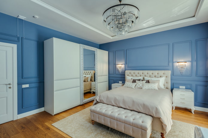 mobili all'interno della camera da letto blu