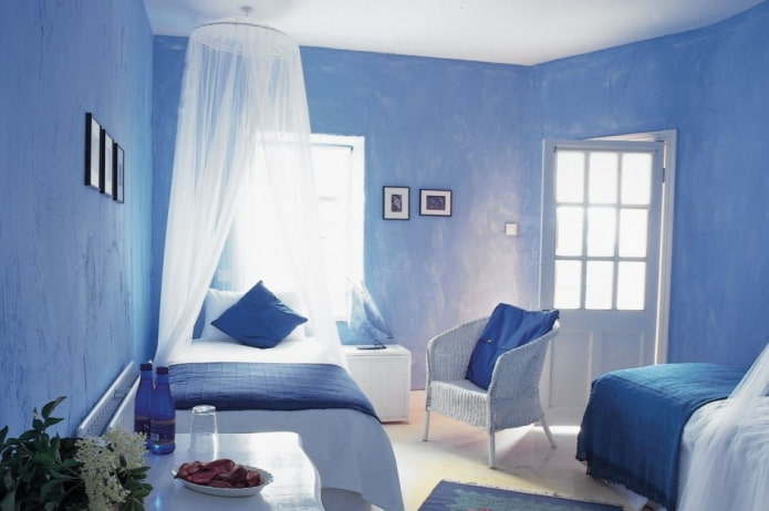 mėlynas ir mėlynas miegamojo interjeras