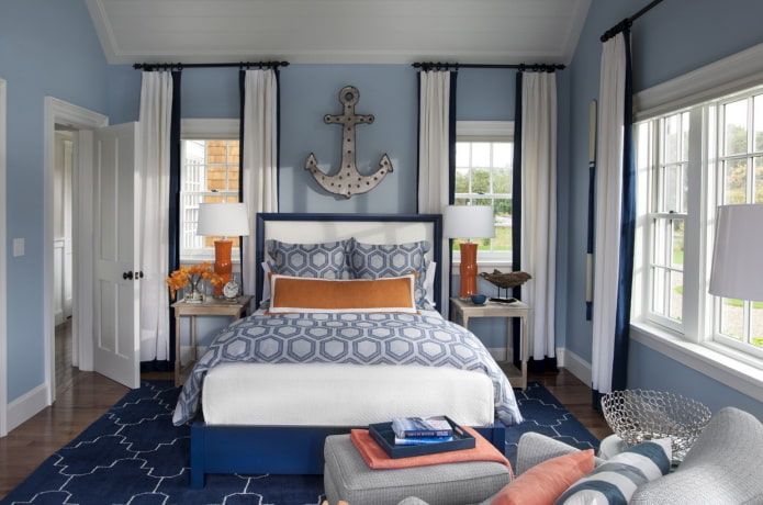 interiør i et blåt soveværelse i nautisk stil