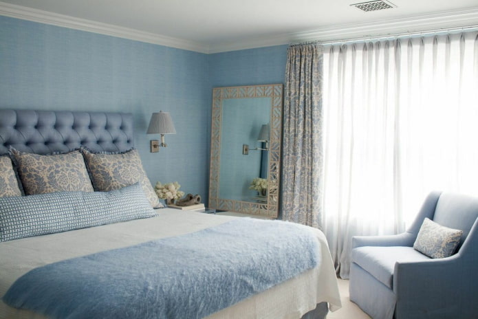 tessuti e decorazioni all'interno della camera da letto blu