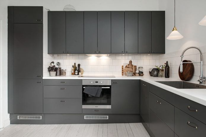 kuchyňský interiér v šedé a bílé barvě
