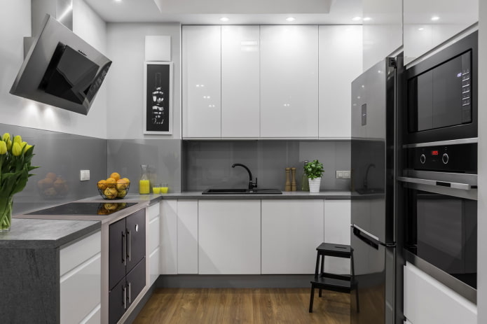 pilkos ir baltos spalvos virtuvės interjeras