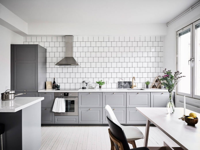 interiér kuchyne v sivých a bielych farbách