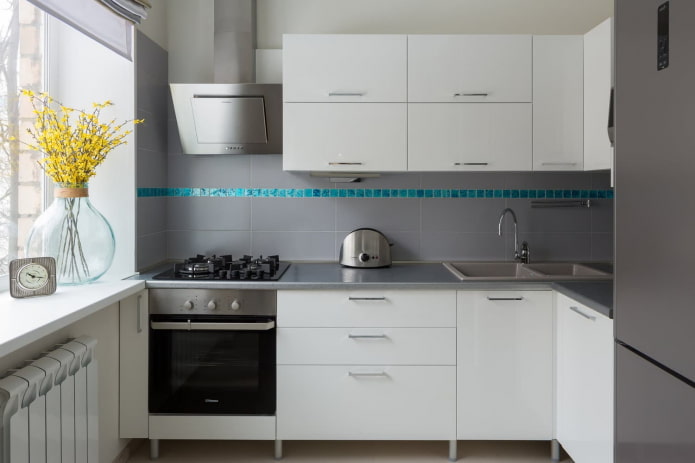 kuchyňský interiér v šedé a bílé barvě
