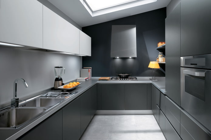 kuchyňský interiér v tmavě šedé barvě