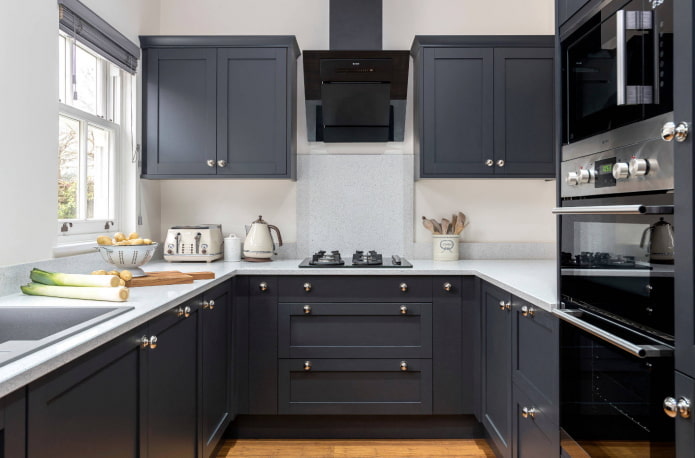 kuchyňský interiér v tmavě šedé barvě
