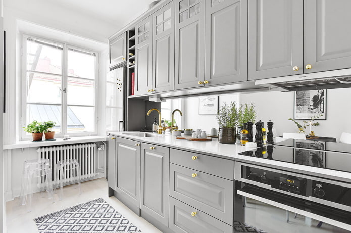 virtuvės interjeras šviesiai pilkos spalvos