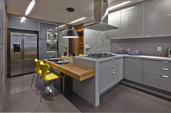meubels en apparaten in het interieur van de keuken in grijze tinten