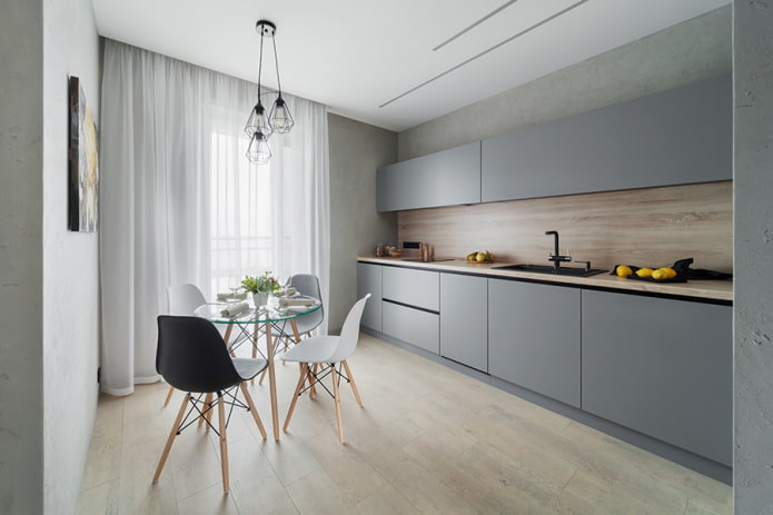 virtuvės interjeras šviesiai pilkos spalvos