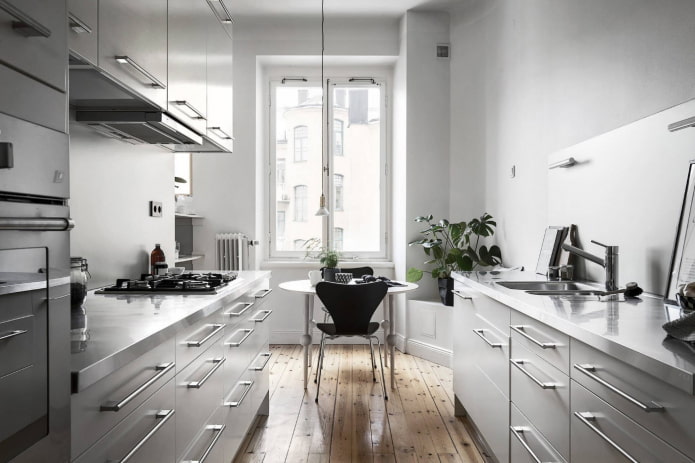 interiér kuchyně ve světle šedé barvě