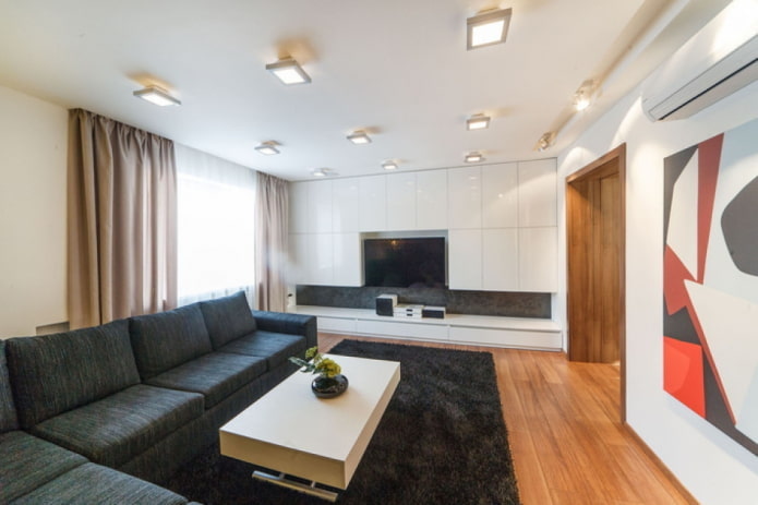 indretning og belysning i stuen i minimalistisk stil