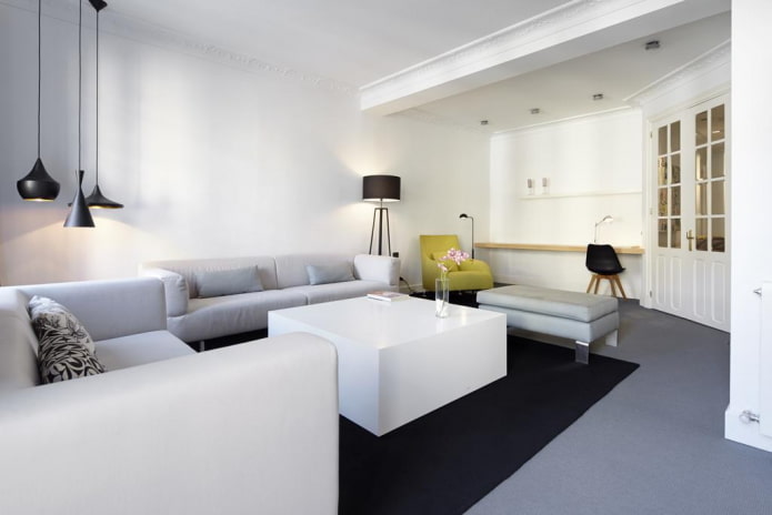 indretning og belysning i stuen i minimalistisk stil