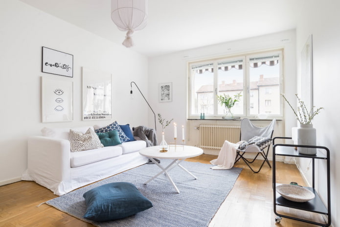 obývací pokoj v bílých tónech ve skandinávském stylu