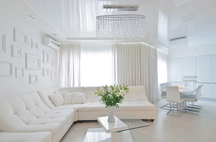 nábytek v obývacím pokoji v bílých barvách