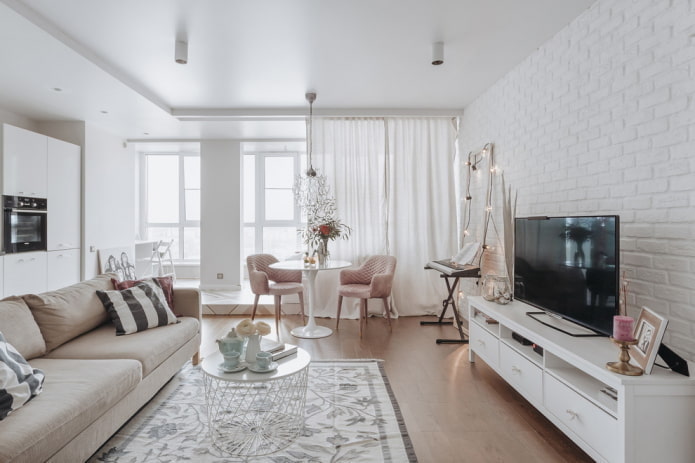 sala de estar en tonos blancos en estilo escandinavo
