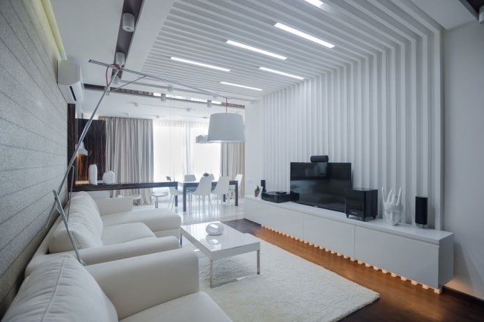 indretning og belysning i stuen i hvidt