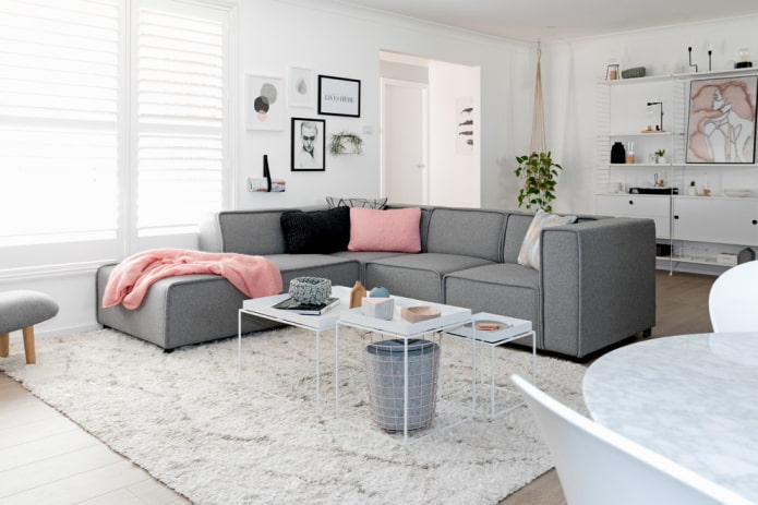 obývacia izba v bielych tónoch v škandinávskom štýle