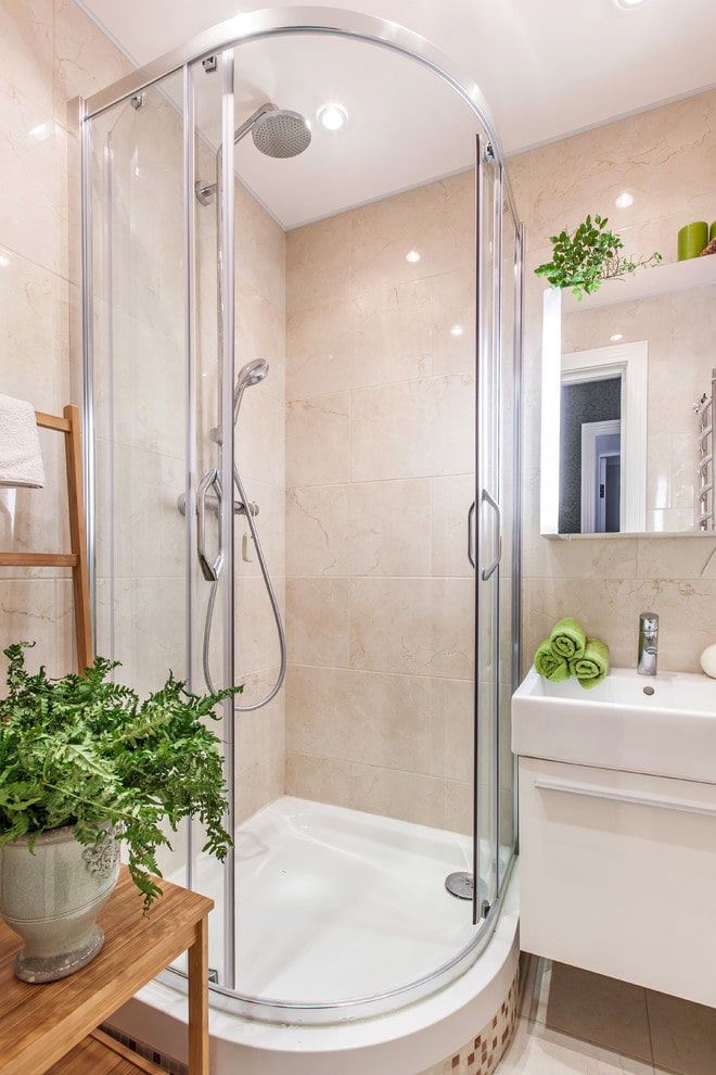 Kulatá sprcha v koupelně se zelenými akcenty