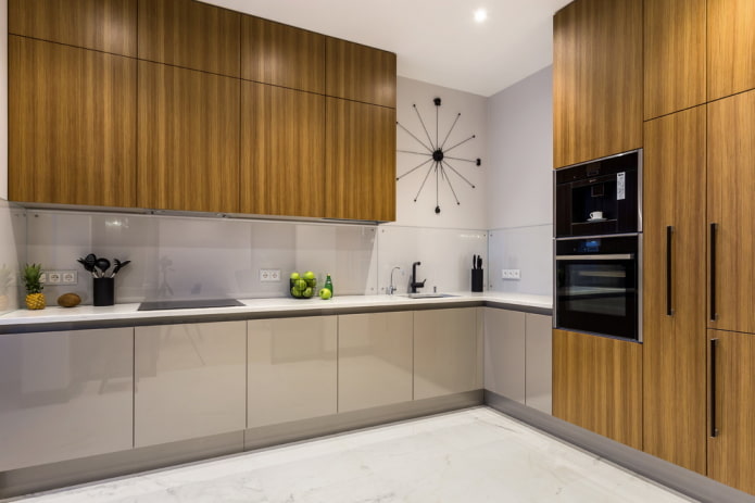 pilkos-rudos spalvos virtuvės interjeras