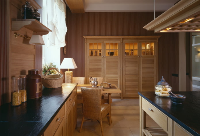 nábytek a spotřebiče v interiéru kuchyně v hnědých tónech