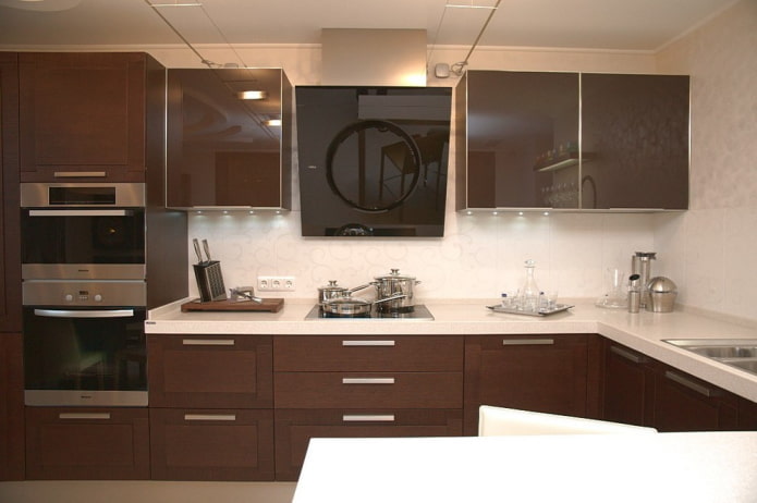 nội thất nhà bếp với tông màu nâu sẫm