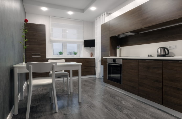 baltos ir rudos spalvos virtuvės interjeras