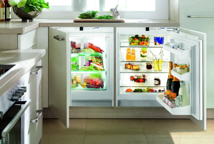 lednice pod deskou v interiéru kuchyně