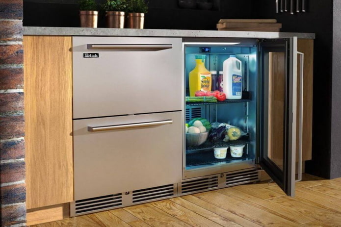 хладилник под плота във вътрешността на кухнята