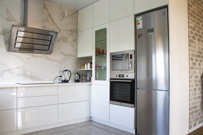 хладилник в интериора на малка кухня