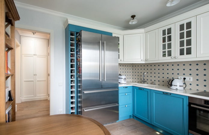 køleskab i det indre af et lille køkken