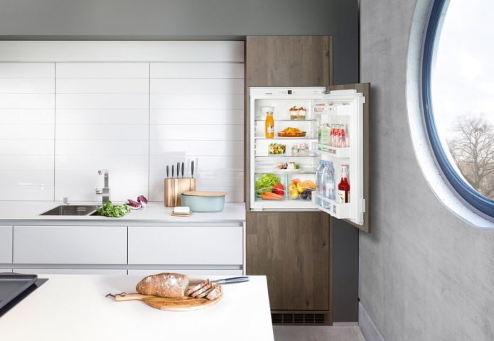 šaldytuvas, įmontuotas į laisvų rankų įrangą virtuvės interjere