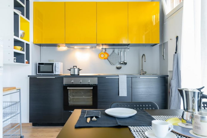 interior bucătărie în culori negru și galben