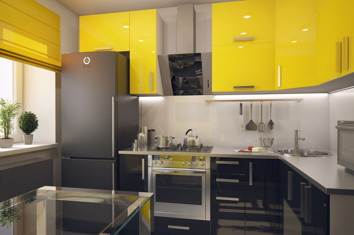 virtuves interjers melnā un dzeltenā krāsā