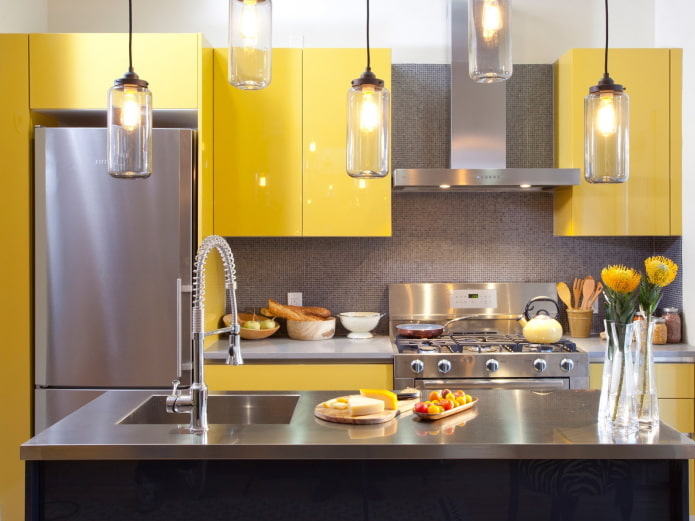 داخل المطبخ بألوان صفراء رمادية