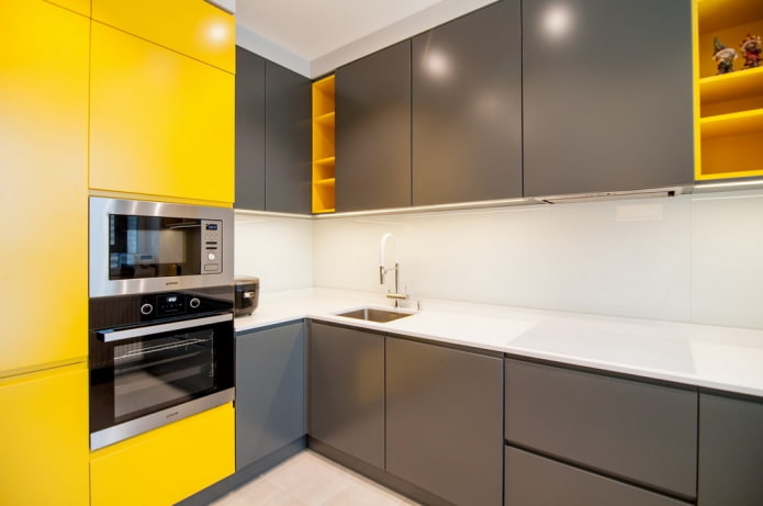 virtuvės interjeras geltonai pilkų tonų