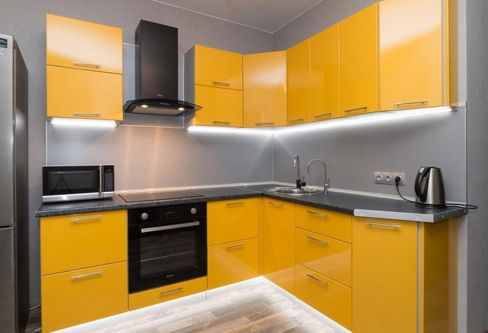 interiér kuchyne v žlto-sivých tónoch