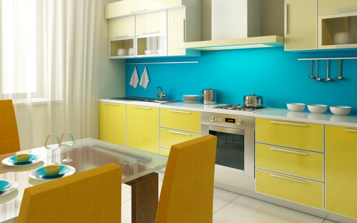 εσωτερικό κουζίνας σε κίτρινες-μπλε αποχρώσεις