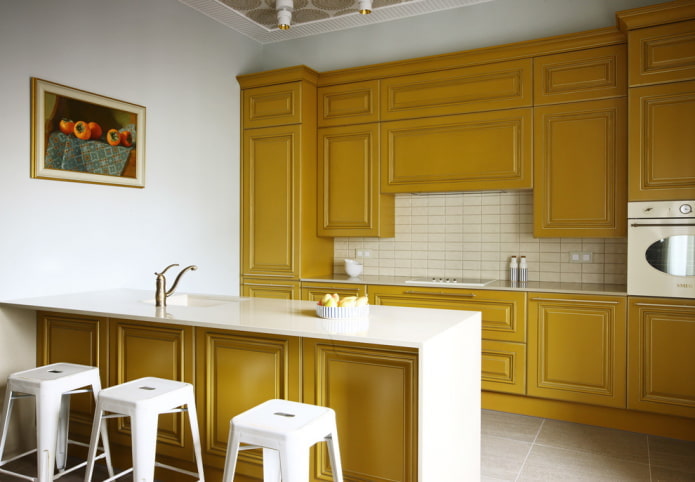 kuhinjski interijer u žutim tonovima