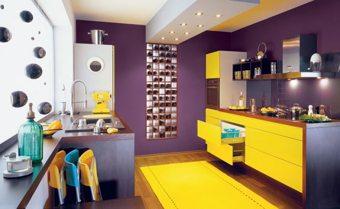 εσωτερικό κουζινών σε κίτρινες-μοβ αποχρώσεις
