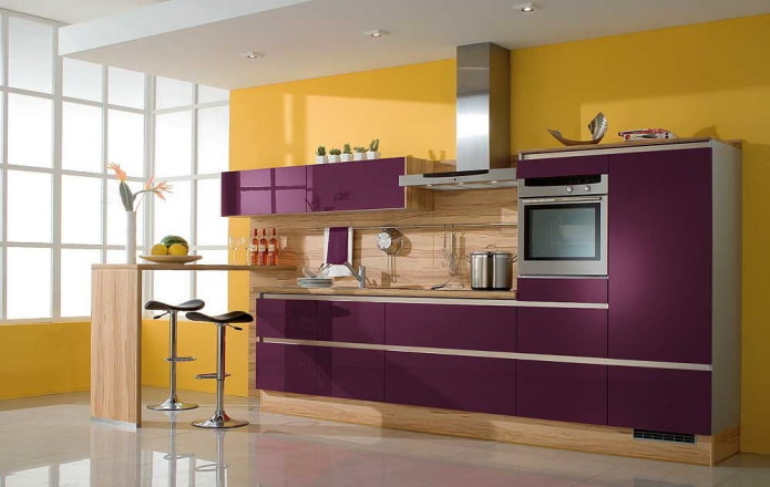 kuchyňský interiér v žluto-fialových tónech