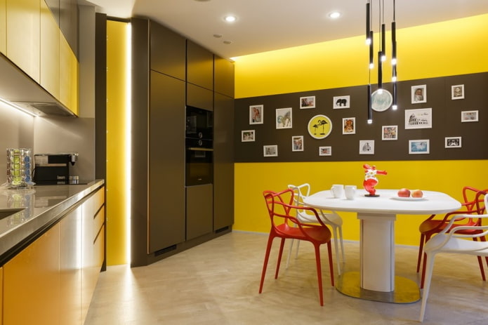 kuhinjski interijer u žuto-smeđim tonovima